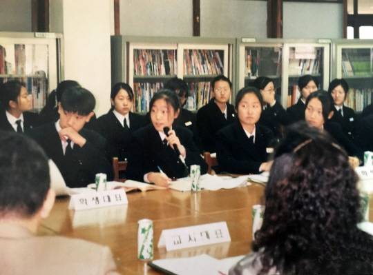 전교회장이 된 후 자신의 공약인 ‘두발 자유화’를 실행하기 위해 공청회를 열고 토론을 진행하는 모습. 마이크를 잡은 학생이 김서영  대표. /사진제공=김서영 대표