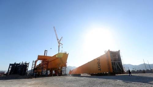 (창원=연합뉴스) 김동민 기자 = 16일 해체작업이 끝난 성동산업 마산조선소 내 골리앗 크레인. 이 크레인은 곧 루마니아 조선소로 팔려간다. 2017.1.16       image@yna.co.kr  (끝)