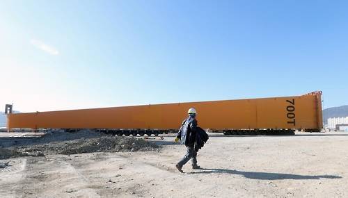 (창원=연합뉴스) 김동민 기자 = 16일 해체작업이 끝난 성동산업 마산조선소 내 골리앗 크레인. 이 크레인은 곧 루마니아 조선소로 팔려간다. 2017.1.16       image@yna.co.kr  (끝)