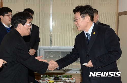 【서울=뉴시스】임태훈 기자 = 이재명(오른쪽) 성남시장이 17일 오후 서울 영등포구 여의도 한 식당에서 열린 국회기자단 오찬 간담회에 참석해 기자들과 인사하고 있다. 2017.01.17.   taehoonlim@newsis.com