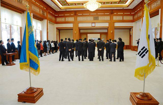 업무와 소통 보다 의전용 건축물에 더 가까운 청와대 본관은 내부 공간이 널찍하고 천장이 높다. 사진은 2013년 3월 25일 신임 장차관 임명장 수여식이 열린 1층 충무실.