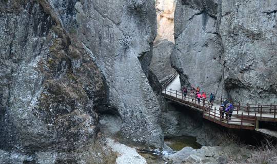 경북 청송의 주왕산 용추폭포로 드는 길. 주왕산은 근육질의 암산이라 겨울의 풍경이 다른 계절 못지않다. 상주∼영덕 고속도로 청송나들목에서 주왕산 들머리인 대전사까지 차로 20분이 걸린다.