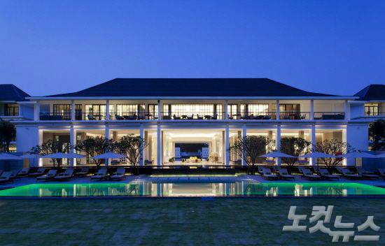 넓은 야외 수영장과 선 베드를 갖춘 유사톤 방콕 호텔 외부 전경(사진=스테이앤모어 제공)