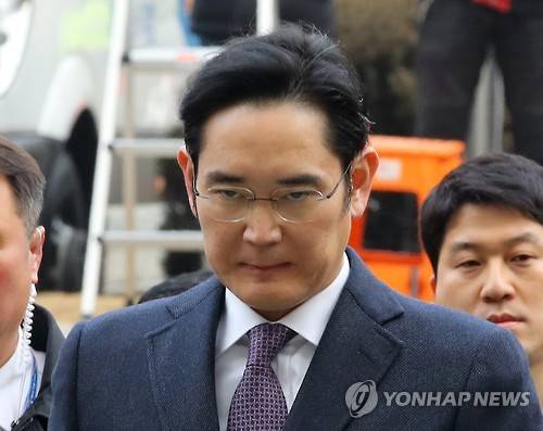 법원 도착한 이재용      (서울=연합뉴스) 황광모 기자 = 박근혜 대통령에게 뇌물을 제공한 혐의 등을 받는 삼성전자 이재용 부회장이 18일 오전 영장 실질심사를 받기 위해 서울 서초동 서울중앙지법에 출석하고 있다.  hkmpooh@yna.co.k