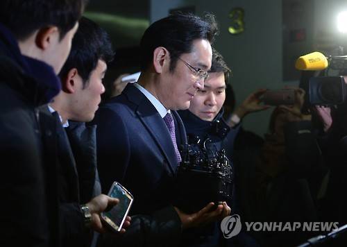 '묵묵부답'      (서울=연합뉴스) 한종찬 기자 = 박근혜 대통령에게 뇌물을 제공한 혐의 등을 받는 삼성전자 이재용 부회장이 구속 전 피의자 심문(영장실질심사)에 앞서 18일 오전 서울 대치동 특별검사 사무실로 향하고 있다. saba@yna.co.kr