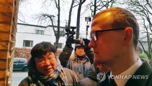 '황제변론' 논란 슈나이더 변소사 재등장    (올보르<덴마크>=연합뉴스) 김병수 특파원 = 정유라 씨 황제변론 논란의 주인공인 얀 슈나이더 변호사가 18일(현지시간) 정 씨가 있는 올보르 구치소로 들어가고 있다. 2017.1.18  bingsoo@yna.co.kr  (끝)