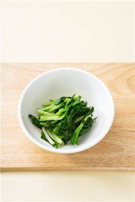 1.실파는 끓는물에 데쳐 찬물에 헹구어 물기를 뻬서 먹기 좋은 크기로 썬다.