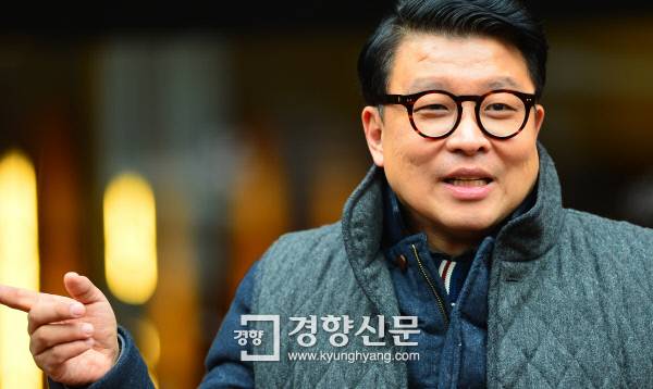 ‘곧, 바이!’ 전시회를 기획한 고경일 교수가 지난 18일 서울 중구 정동 프란치스코 교육회관 앞에서 경향신문과 인터뷰하고 있다. 아래는 고 교수가 전시회에 출품한 작품 ‘그날’. 정지윤 기자