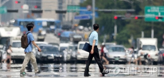 서울 낮 최고기온이 36도까지 치솟으면서 전국적으로 기록적인 폭염이 나타난 4일 오후 여의도 주변 아스팔트에 아지랑이가 피어오르고 있다.