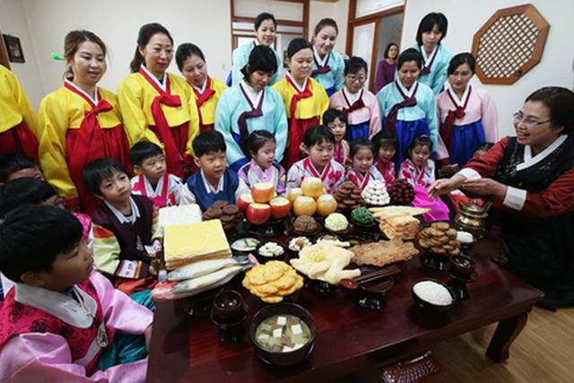 ▲ 설 차례상을 차리는 구체적 방법이란 없다. 지난해 2월 3일 설을 앞두고 경기도 용인시 처인구 용인시예절교육관이 차례상 차리는 법을 아이들에게 가르치는 모습. ⓒ연합뉴스
