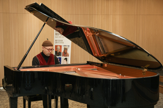 재즈 피아니스트 존 비즐리가 19일 서울 코리아나호텔에서 열린 ‘평창대관련음악제’ 기자간담회에 참석해 즉석 연주를 선보이고 있다.
