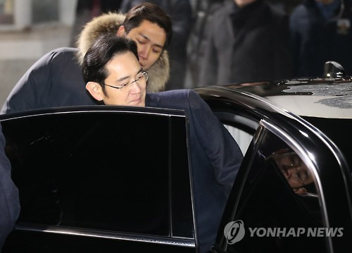 차량에 오르는 이재용 부회장        (의왕=연합뉴스) 이상학 기자 = 430억원대 뇌물공여와 횡령·위증 등 혐의에 대한 구속영장이 기각된 이재용 삼성전자 부회장이 19일 오전 의왕시 서울구치소 앞에서 대기중인 차량에 오르고 있다.   leesh@yna.co.kr