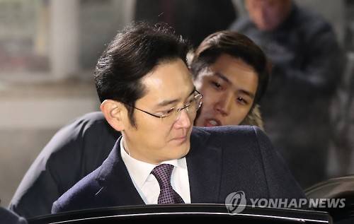 430억원대 뇌물공여와 횡령·위증 등 혐의에 대한 구속영장이 기각된 이재용 삼성전자 부회장이 지난 19일 오전 의왕시 서울구치소 앞에서 대기중인 차량에 오르고 있다. [연합뉴스 자료사진]