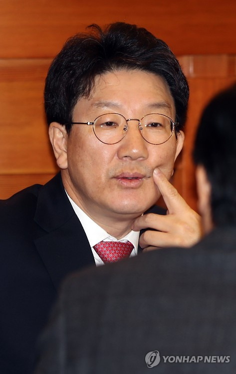 대화하는 권성동  (서울=연합뉴스) 이정훈 기자 = 19일 오전 서울 종로구 헌법재판소 대심판정에서 열린 박근혜 대통령 탄핵심판 사건 7차 변론기일에서 권성동 국회 탄핵소추위원장이 대화하고 있다. 2017.1.17 2017.1.19  uwg806@yna.co.kr  (끝)