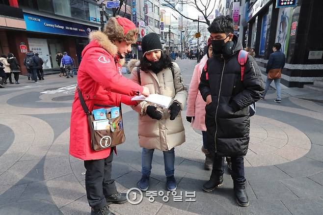 동남아권 여행객에게 길안내를 하고 있다. 신인섭 기자