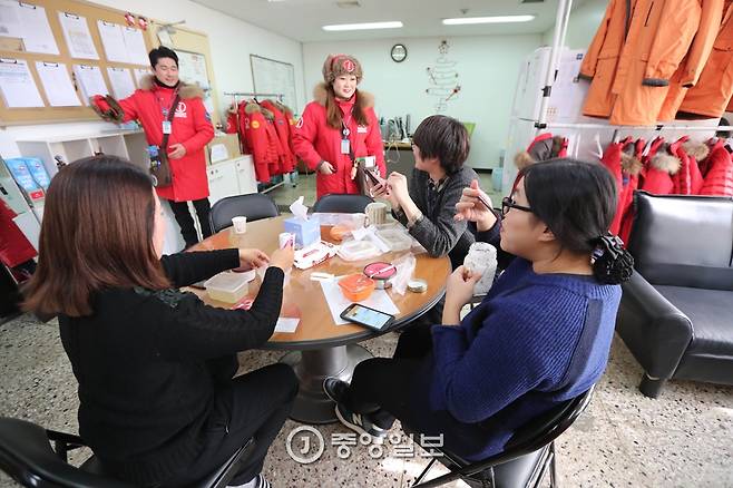 점심시간에 사무실에 모인 관광통역안내사들이 도시락 점심을 먹고 있다. 시간이 달라 조별로 따로 먹게 된다. 신인섭 기자