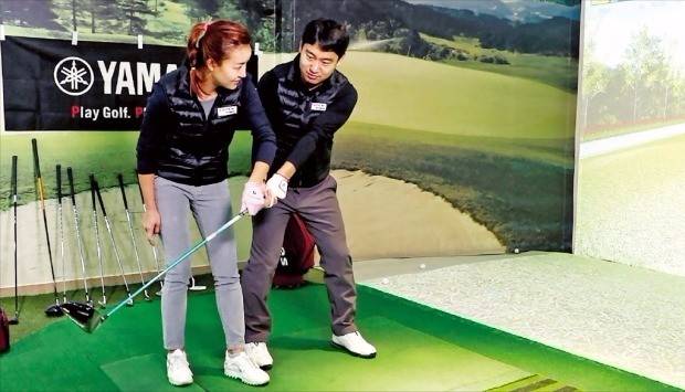 최진석 기자(오른쪽)가 서울 삼성동 골프존파크에서 필드 사전 답사를 하던 중 김민서 프로에게 슬라이스 방지법에 대한 설명을 듣고 있다. 오른발을 뒤로 뺀 드로 스탠스를 취했다면 스윙 궤도도 그만큼 뒤로 이동해야 한다. 바뀐 스윙 궤도는 헤드를 보면서 확인하면 된다.