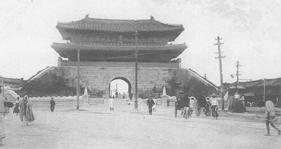1920년대 서울 시내 남대문 주변 거리 모습.