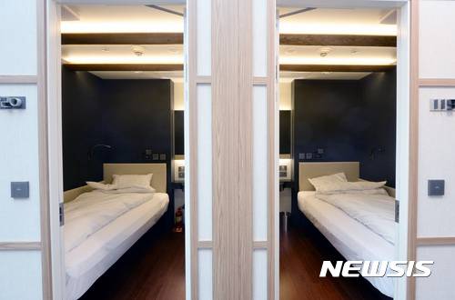 【인천공항=뉴시스】임태훈 기자 = 인천공항 교통센터에는 심야 여행객의 편의를 위해 개발된 캡슐호텔 '다락 휴(休)'가 마련돼 있다. 시간당 7000~1만1000원의 요금으로 이용이 가능하다. 2017.08.02. taehoonlim@newsis.com