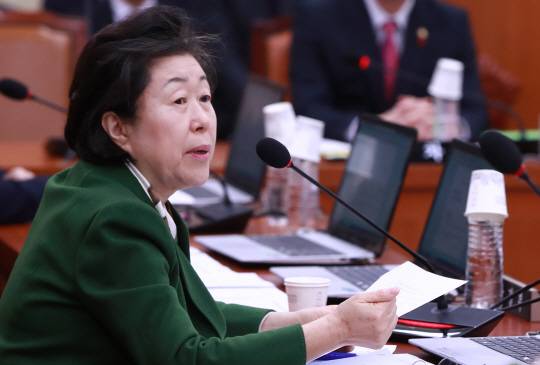 바른정당 이은재 의원이 20일 오전 국회 교육문화체육관광위원회에서 열린 전체회의에서 이른바 ‘국정교과서 금지법’ 의결에 앞서 의사 진행 발언을 하고 있다. /연합뉴스