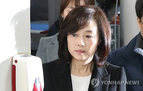 조윤선 장관, 영장실질심사 출석       (서울=연합뉴스) 이상학 기자 = 문화·예술계 '블랙리스트' 작성을 주도한 의혹을 받는 조윤선 문화체육관광부 장관이 구속 전 피의자심문(영장실질심사)를 받기 위해  20일 오전 서울 서초구 서울중앙지방법원으로 들어서고 있다.     leesh@yna.co.kr