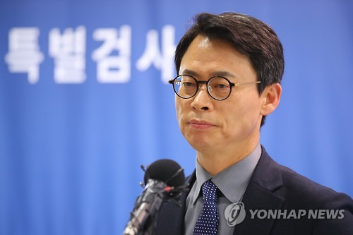 (서울=연합뉴스) 황광모 기자 = '박근혜-최순실 게이트'를 수사중인 박영수 특별검사팀의 대변인인 이규철 특검보가 20일 오후 서울 대치동 특검사무실에서 열린 정례 브리핑에서 수사 진행 상황에 대해 발표하고 있다. 2017.1.20     hkmpooh@yna.co.kr