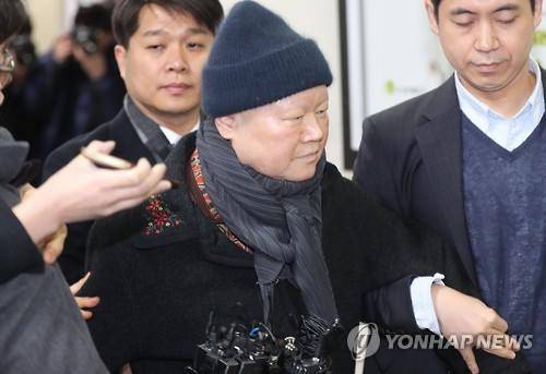 김경숙 이대 전 신산업융학대학장이 17일 영장실질심사를 받기 위해 서울 서초구 중앙지법으로 들어서는 모습 .[연합뉴스 자료사진]