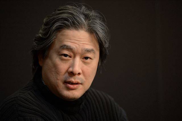 박찬욱 감독이 19일 한국일보 페이스북 영화채널 '영화, 좋아'의 라이브 방송 '오동진 라제기의 영화담담'에 출연해 질의에 답하고 있다. 최재명 인턴기자