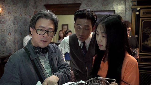 박찬욱 감독이 '아가씨' 촬영장에서 배우 하정우 김민희와 촬영 장면에 대해 이야기하고 있다. CJ엔터테인먼트 제공