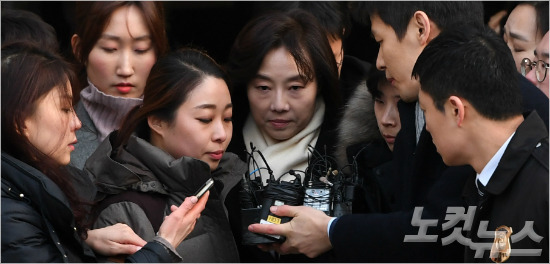 '문화예술계 블랙리스트' 작성에 관여했다는 의혹을 받고 있는 조윤선 문화체육관광부 장관이 영장실질심사를 마치고 20일 오후 서울 서초동 서울중앙지법을 나서고 있다. (사진=이한형 기자/노컷뉴스)