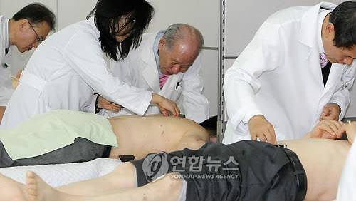 구당 김남수 옹이 2009년 국회 헌정기념관에서 연 무료 뜸 시술 시연 [연합뉴스 자료사진]