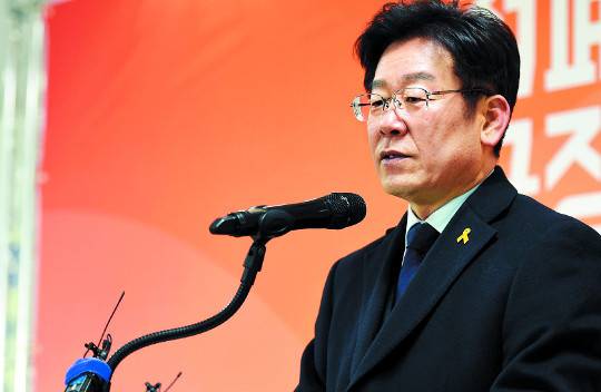 이재명 성남시장이 23일 오전 경기도 성남 중원구 오리엔트 시계공장에서 대통령 선거 출마를 선언한 뒤 기자들 질문에 답변하고 있다. 공장은 이 시장이 15세 때 일했던 곳이다. 뉴시스