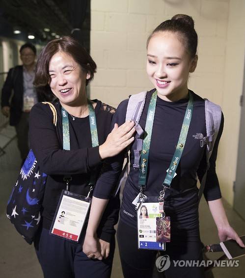 '최순실 불똥' 손연재 인스타그램에 비난 댓글    (서울=연합뉴스) 피겨 김연아가 늘품체조 시연회 불참 뒤 불이익을 받았다는 의혹이 제기되자 일부 팬들이 이 행사에 참석한 손연재에게 비난을 보내고 있다.   또 리우데자네이루 올림픽에서 손연재의 어머니가 대회 시설에 출입할 수 있는 AD카드를 부당하게 발급받았다는 의혹도 인터넷상에서 논란이 되고 있다.  사진은 지난 8월 20일 오후 브라질 리우 올림픽 경기장에서 열린 리듬체조 개인종합 결선에서 4위를 차지한 손연재가 엄마 윤현숙씨와 함께 경기장을 나서는 모습. 2016.11.21 [연합뉴스 자료사진]  photo@yna.co.kr  (끝)