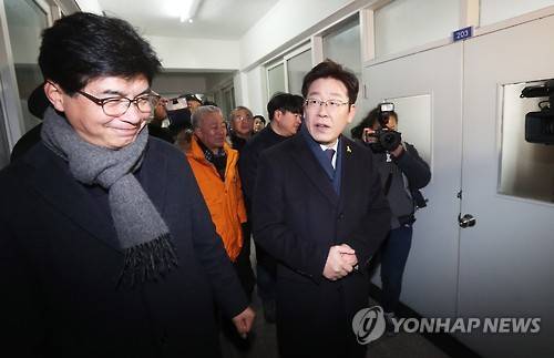 공장 둘러보는 이재명 성남시장      (성남=연합뉴스) 홍기원 기자 = 이재명 성남시장이 23일 오전 경기도 성남시 중원구 오리엔트 시계공장에서 대선 출마선언을 마친 후 자신이 일했던 공장을 둘러보고 있다.       xanadu@yna.co.kr