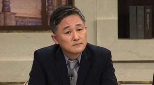 표창원 의원이 '더러운잠'이라는 제목의 그림으로 진퇴양란에 빠졌다.