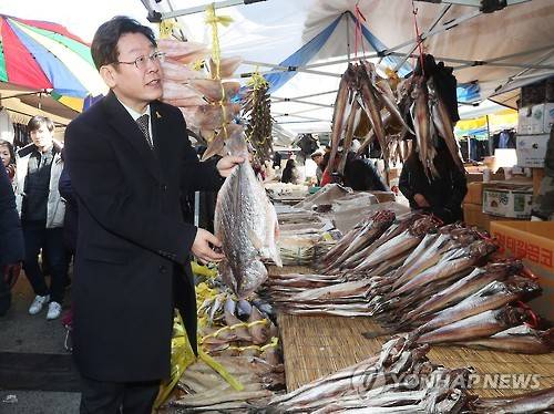 설 앞두고 전통시장 찾은 이재명 성남시장      (성남=연합뉴스) 홍기원 기자 = 이재명 성남시장이 24일 오후 경기도 성남시 중원구 모란시장을 찾아 생선을 구입하고 있다. 2017.1.24      xanadu@yna.co.kr
