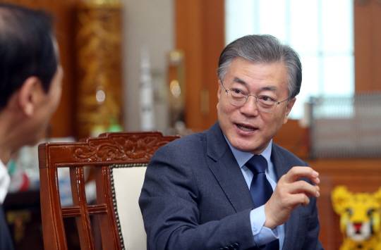 강원서… : 문재인 전 더불어민주당 대표가 25일 오전 강원 춘천시 도청을 방문해 최문순 강원지사와 환담하고 있다. 연합뉴스