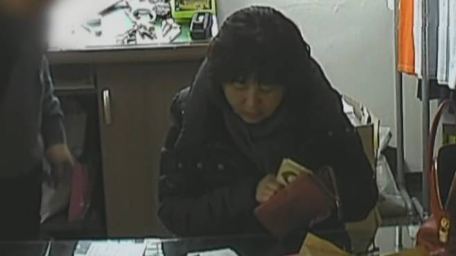 최순실씨가 2014년 11월 박근혜 대통령의 의상 제작을 전담하는 서울 강남구 신사동의 한 사무실에서 옷값을 치르기 위해 지갑에서 돈을 꺼내고 있다. 이곳은 정권 초기까지 16년간 박 대통령 의상을 맡던 디자이너가 최씨와 갈등을 빚다 그만둔 뒤 고영태씨 쪽이 의상을 담당하며 사용됐던 사무실이다. 티브이조선 화면 갈무리