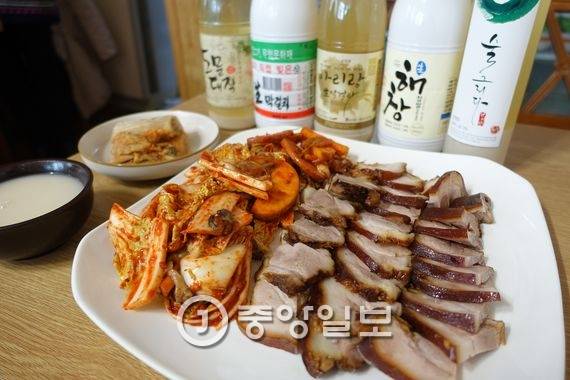 주점 ‘막걸리이야기’에서 요즘 가장 많이 팔리는 ‘수육과 생김치’ 안주. 수육은 돼지 다리살을 재래된장·매실액·사과·설탕 넣고 삶아서 식힌 것이다. 뒤에 세운 막걸리는 이 집에서 취급하는 14종 가운데 많이 팔리는 다섯 가지다.