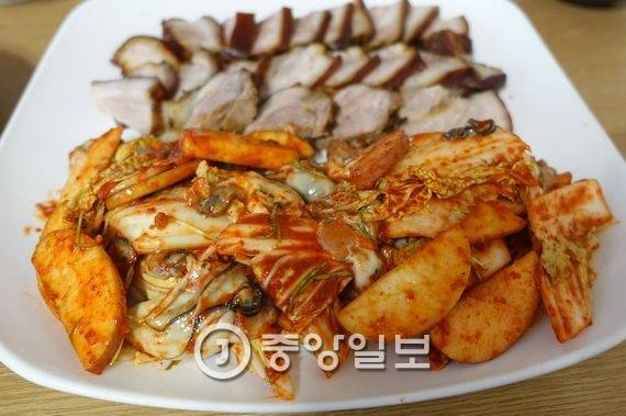 수육에 나오는 생김치는 굴과 사과가 넉넉히 들어가 내용도 맛도 화려하다.