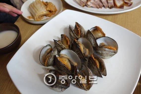 벌교에서 공급받는 피꼬막찜. 알의 크기가 한 입에 먹기 벅찰 정도로 크다.