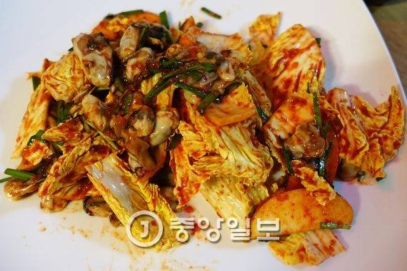 생굴김치에는 매일 택배로 받는 싱싱한 통영 굴이 듬뿍 들어갔다.