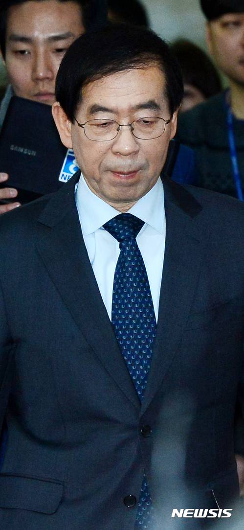 【서울=뉴시스】박주성 기자 = 26일 오전 서울 여의도 국회 정론관으로 박원순 서울시장이 대선불출마 선언을 위해 입장하고 있다. 2017.01.26.   park7691@newsis.com