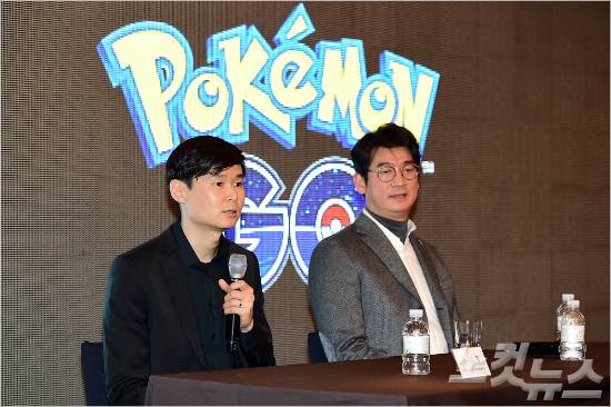 나이언틱은 24일 오전 11시 서울 소공동 웨스틴조호텔에서 기자간담회를 열고 증강현실(AR) 모바일게임 '포켓몬고(Pokemon GO)'를 한국에 정식 출시 됐다고 밝혔다. 데니스 황 아트 총괄이사(왼쪽)와 포켓몬 코리아 임재범 대표가 포켓몬고 출시와 관련 질의응답을 하고 있다.