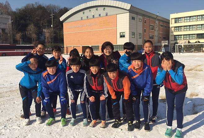 김영한 서울시의원이 24일 오금중학교를 방문, 학생들과 기념촬영을 하고 있다.