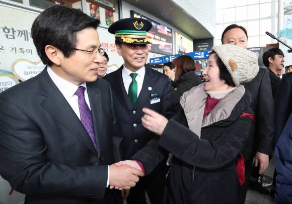 26일 오후  황교안 권한대행이 설 명절 대비 철도 수송·안전 점검을 위해 서울역을 방문하고 있다. 청와대사진기자단