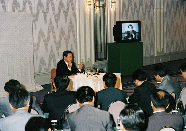ⓒ삼성 제공 1993년 6월 이건희 회장은 독일 프랑크푸르트에서 그룹 경영진 200여 명을 긴급 소집해 “마누라와 자식만 빼고 다 바꾸라”고 주문했다.