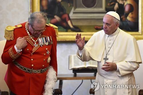 프란치스코 교황이 작년 6월 바티칸에서 페스팅 몰타 기사단장을 축복하고 있다. [AP=연합뉴스]