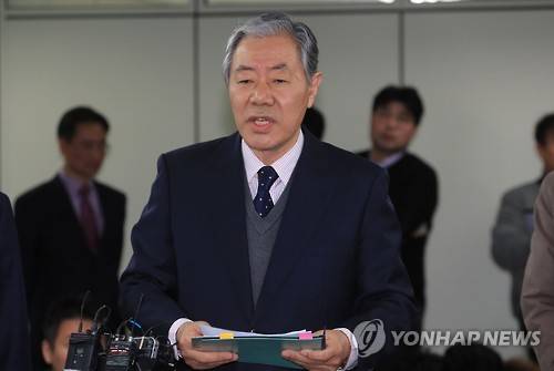 (서울=연합뉴스) 서명곤 기자 = '비선 실세' 최순실 씨의 변호인 이경재 변호사가 26일 오전 서울 서초구 정곡빌딩에서 기자회견을 열고 박영수 특검팀이 최 씨를 수사하면서 폭언을 하고 변호인 없이 조사하는 등 인권 침해적 강압수사와 불법행위를 하고 있다고 주장하고 있다. 2017.1.26      seephoto@yna.co.kr