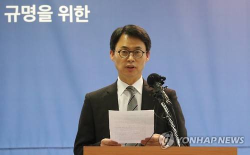 (서울=연합뉴스) 하사헌 기자 = 특검팀 대변인인 이규철 특검보가 26일 오후 서울 강남구 특검사무실에서 열린 브리핑에서  "특검은 수사 과정에서 피의자 또는 참고인들에 대해 어떠한 강압수사나 자백 강요 등의 인권침해를 한 사실이 없다"고 밝히고 있다. 2017.1.26      toadboy@yna.co.kr